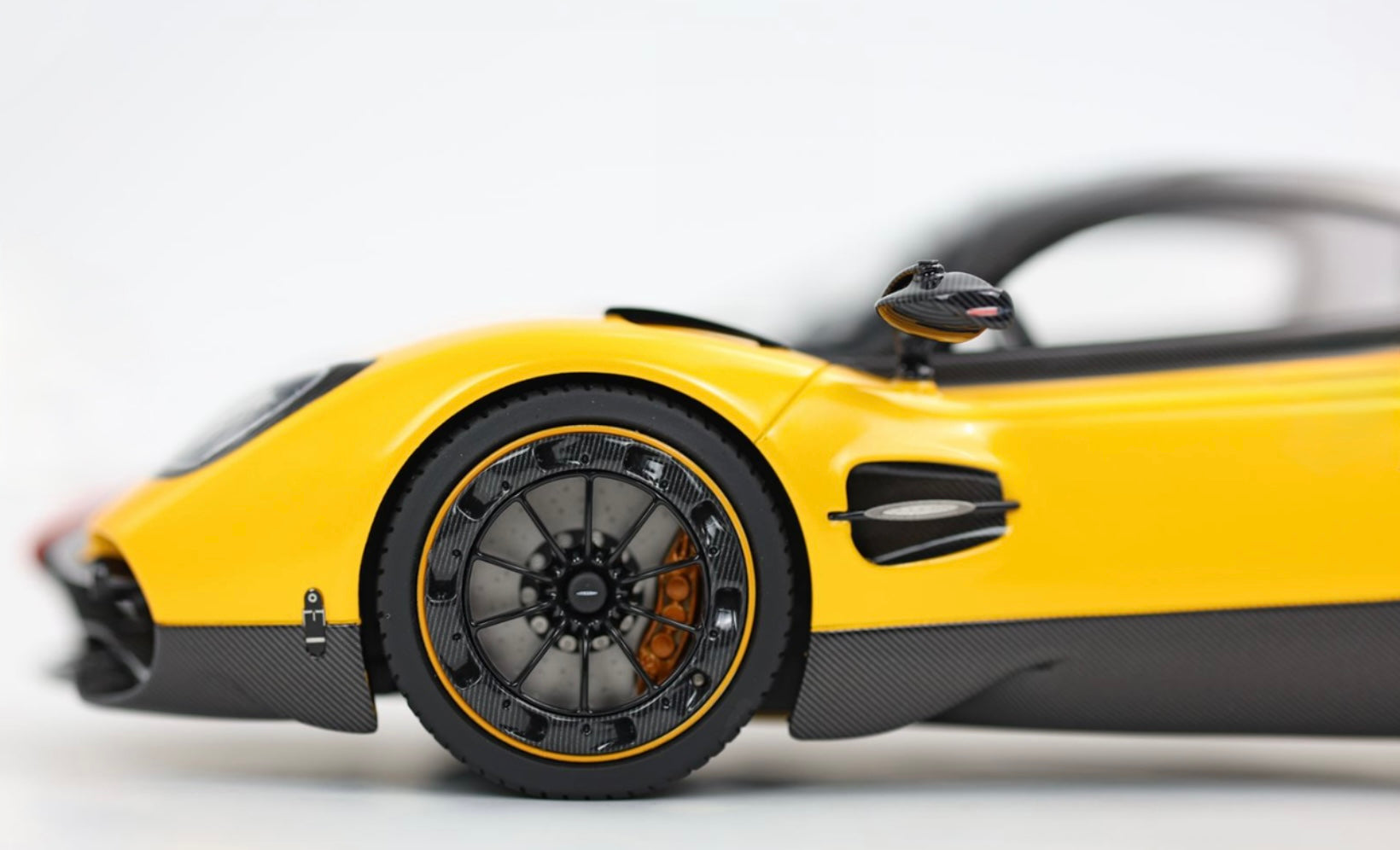 Pagani Utopia Giallo Genevra 1:18 Scale Replica Model Car