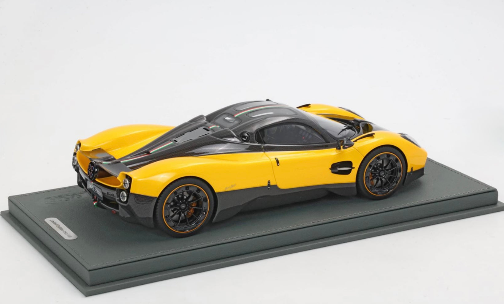 Pagani Utopia Giallo Genevra 1:18 Scale Replica Model Car